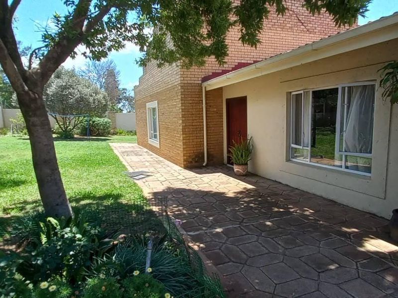 4 Bedroom/2 Bathroom Family Home with pool - Photo 7