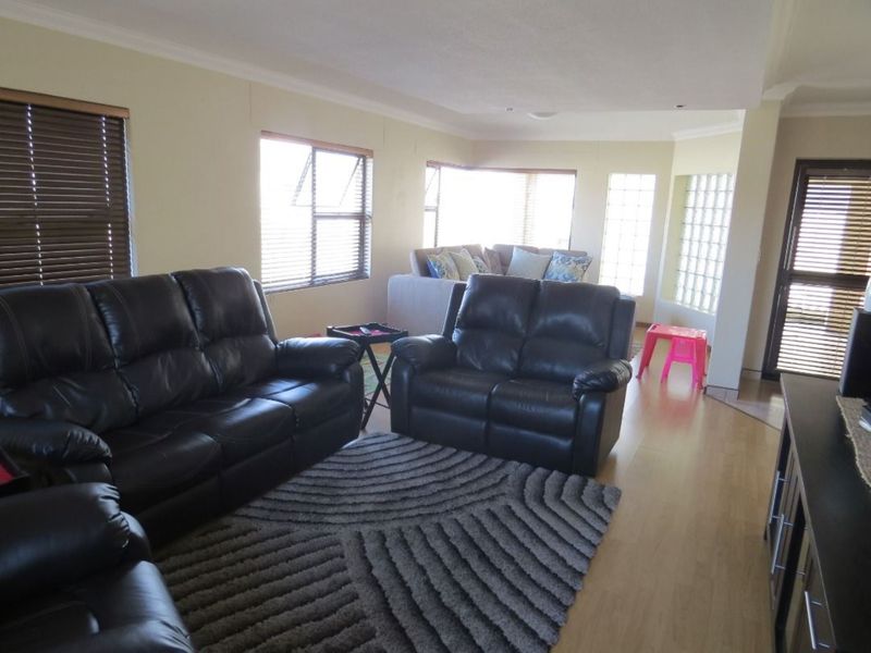FOR SALE - 3 BEDROOM UNFURNISHED HOUSE WITH 2 BEDROOM FLAT FOR SALE IN OCEAN VIEW, SWAKOPMUND, NAMIBIA - Photo 5