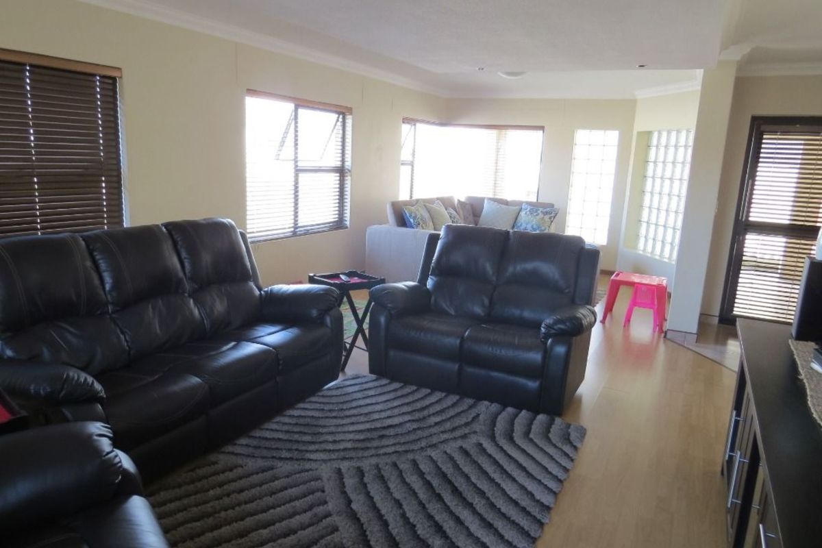 FOR SALE - 3 BEDROOM UNFURNISHED HOUSE WITH 2 BEDROOM FLAT FOR SALE IN OCEAN VIEW, SWAKOPMUND, NAMIBIA - Photo 5