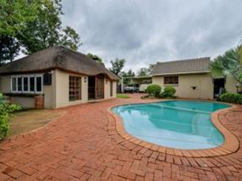 WIERDAPARK - MODERN UPGRADED 4 BEDROOM HOUSE WITH A FULL FLATLET. - Photo 5