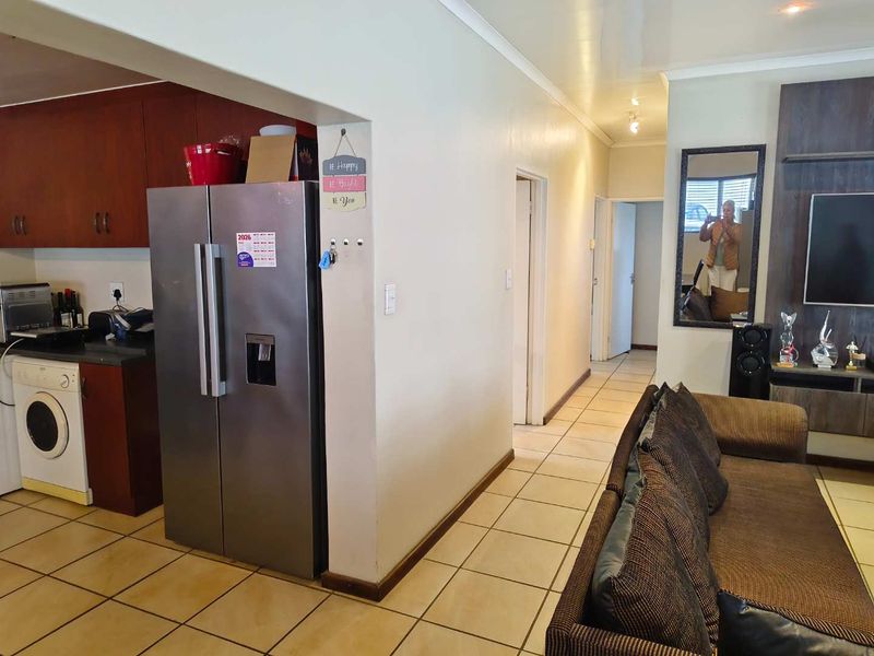 Charming 3-Bedroom Family Home in Stone River Valley Estate Paarl - Photo 5
