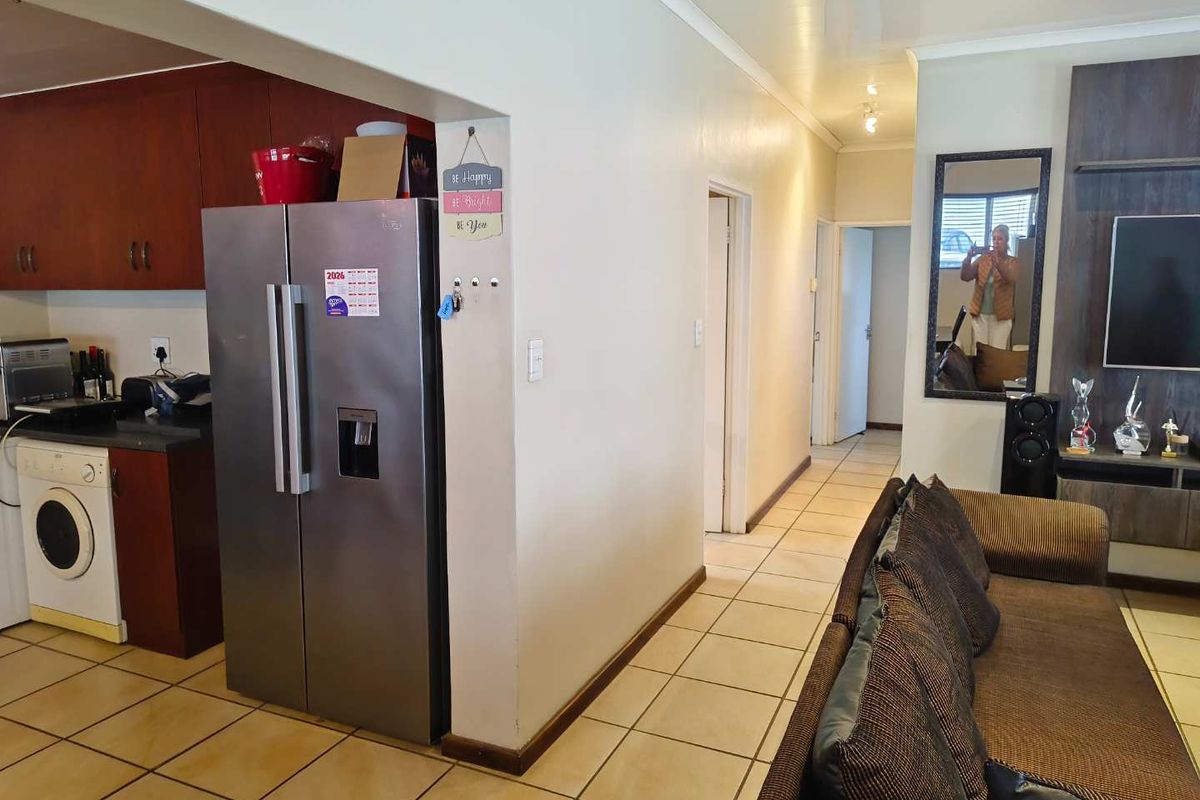 Charming 3-Bedroom Family Home in Stone River Valley Estate Paarl - Photo 5