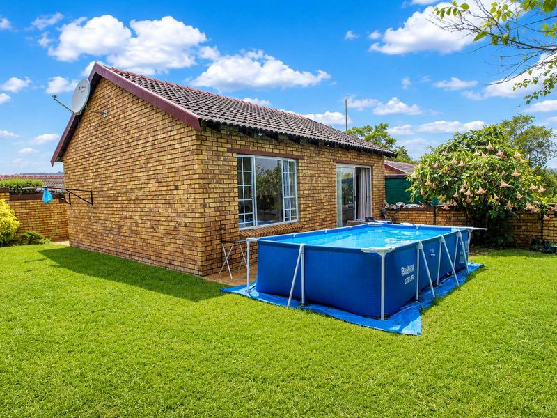 Perfect Lock-Up and Go Townhouse with Private Garden - Photo 2