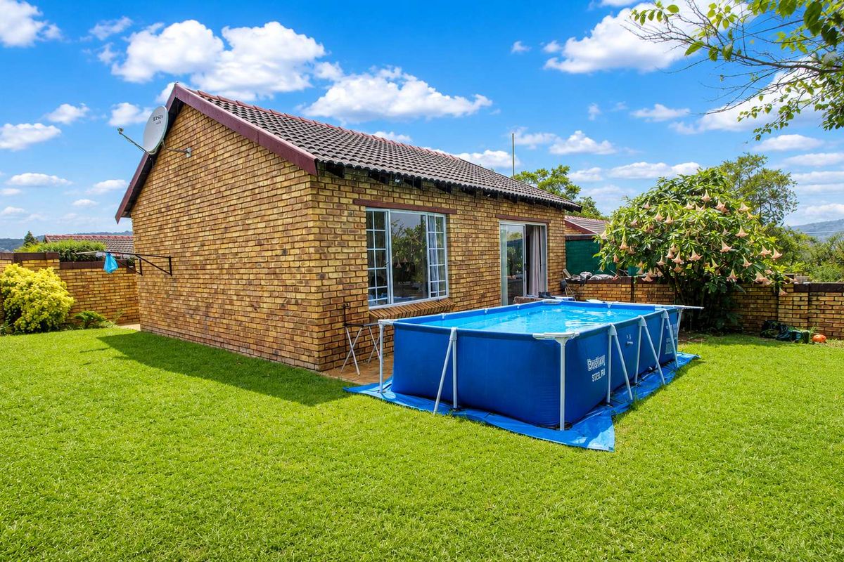Perfect Lock-Up and Go Townhouse with Private Garden - Photo 2