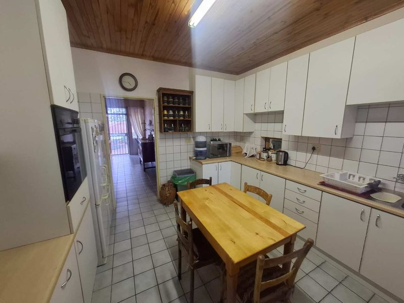 Family home with a flat - Photo 2