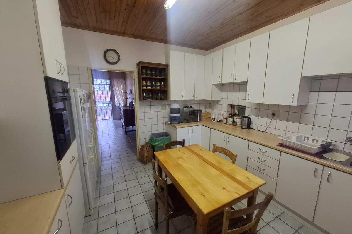 Family home with a flat - Photo 2