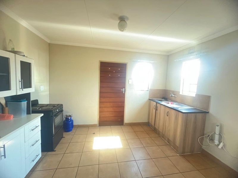 Brand new property in a quiet complex - Photo 4