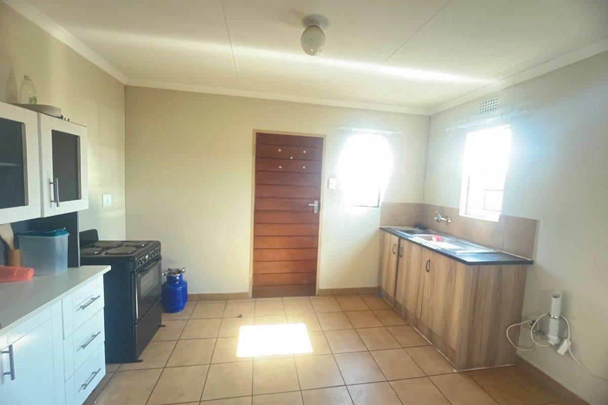 Brand new property in a quiet complex - Photo 4