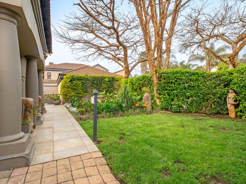 Elegant 4-Bedroom Mansion with Cinema, Solar Power & Breathtaking Views | Waterkloof Palms Estate - Photo 9