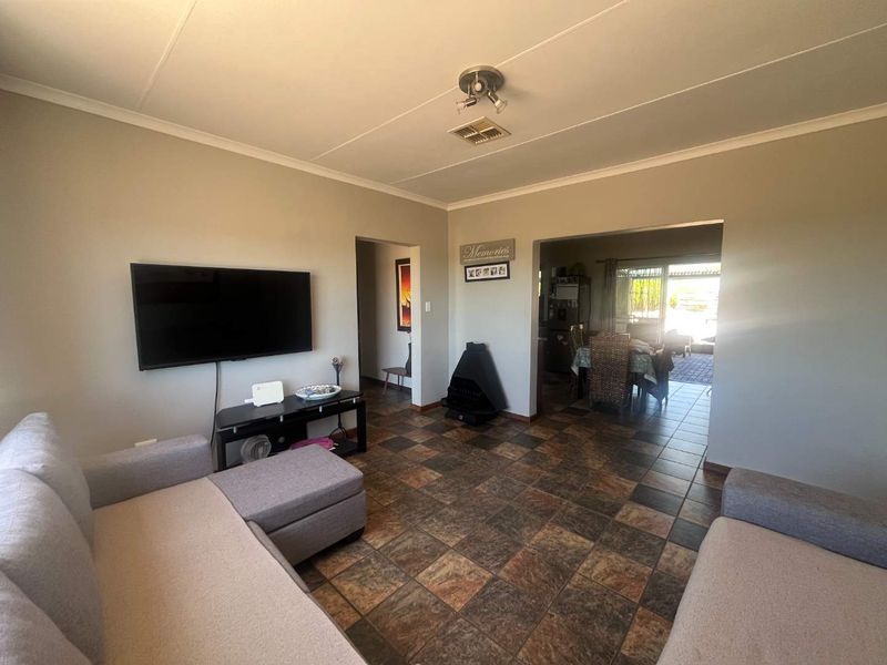 Immaculate 4-Bedroom Family Home in a Popular Neighbourhood - Photo 4