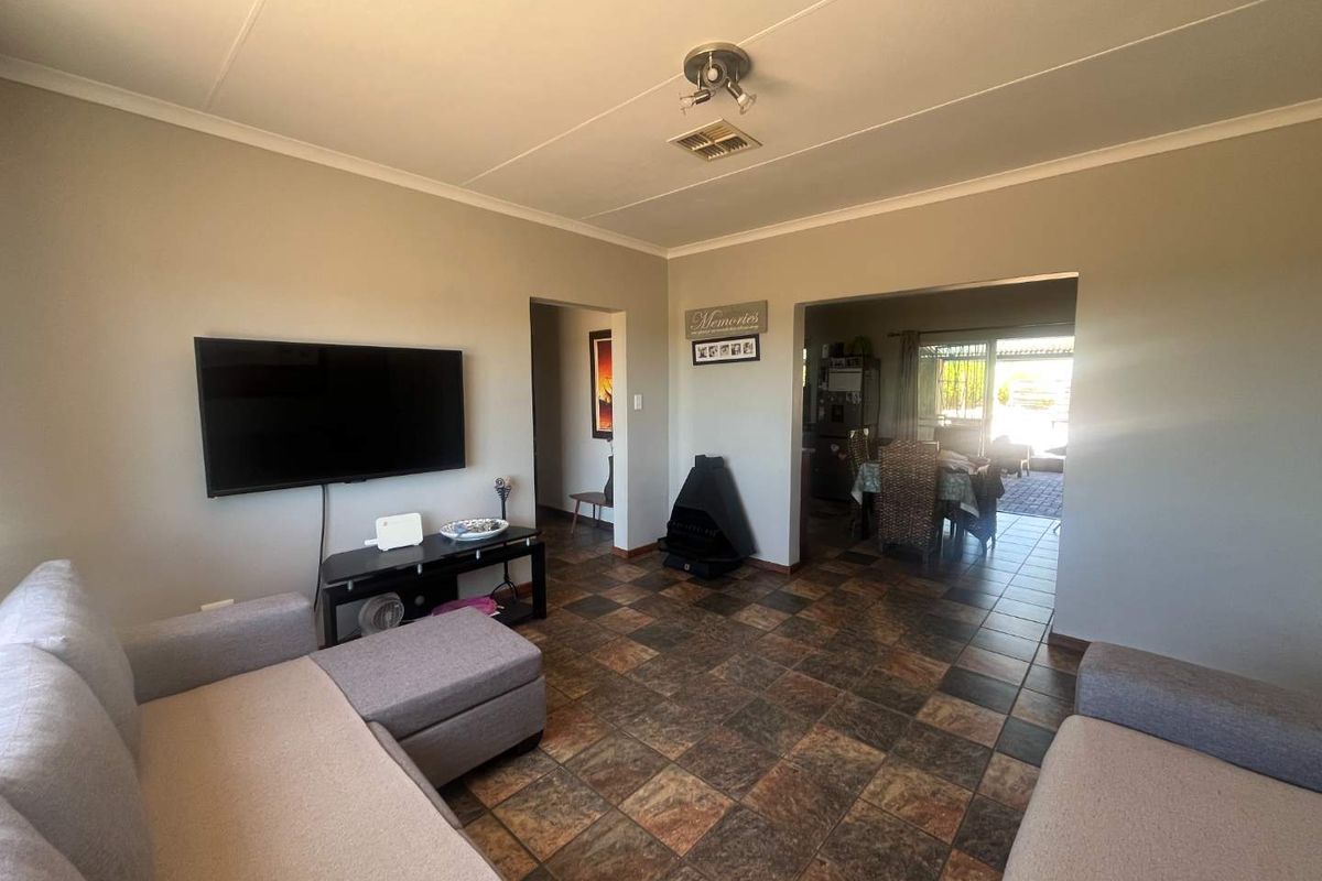 Immaculate 4-Bedroom Family Home in a Popular Neighbourhood - Photo 4