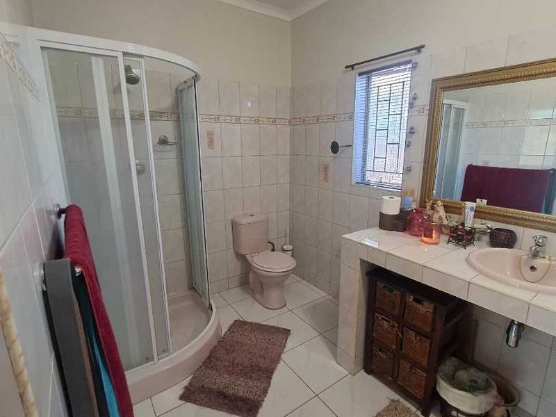 Spacious Family Home in the popular Olympia - Photo 6