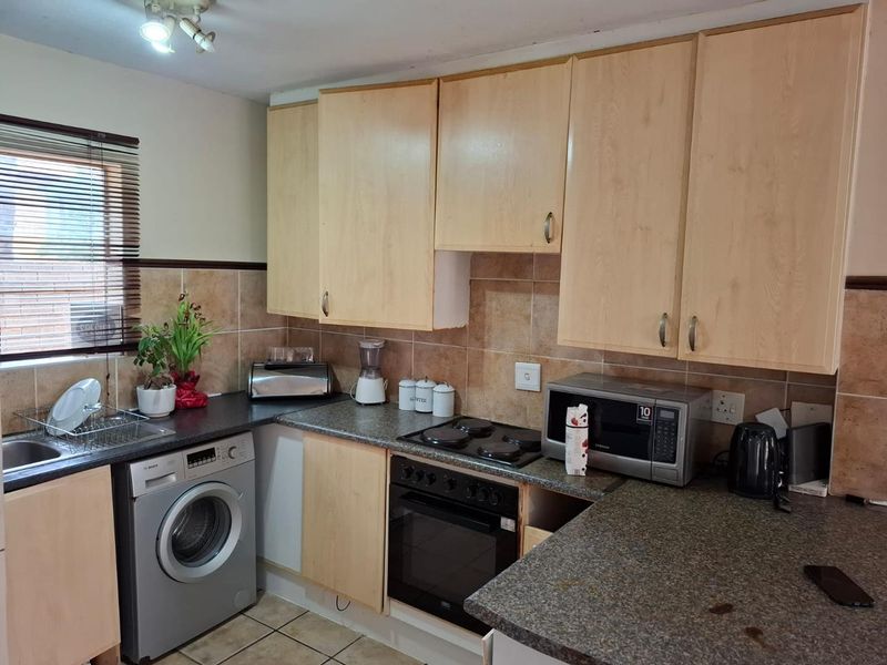 Two bedroom apartment in secure complex - Photo 5