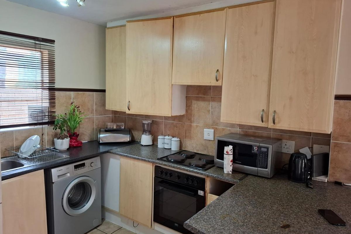 Two bedroom apartment in secure complex - Photo 5