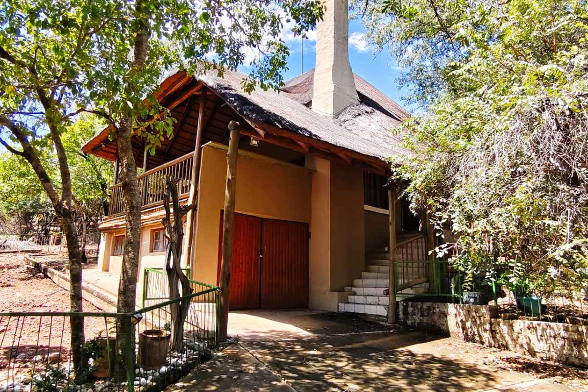 Modern Meets Rustic: Your Bushveld Sanctuary Awaits - Photo 4