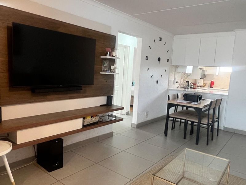 "Prime Location: Minutes from Schools, Shopping & Health! - Photo 8