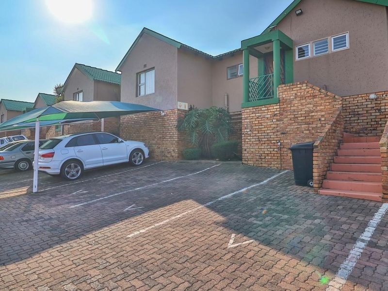 3-Bedroom Garden Simplex in Secure Complex - Photo 2