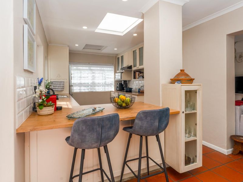 Light & Bright Mediterranean Inspired Living - Photo 7