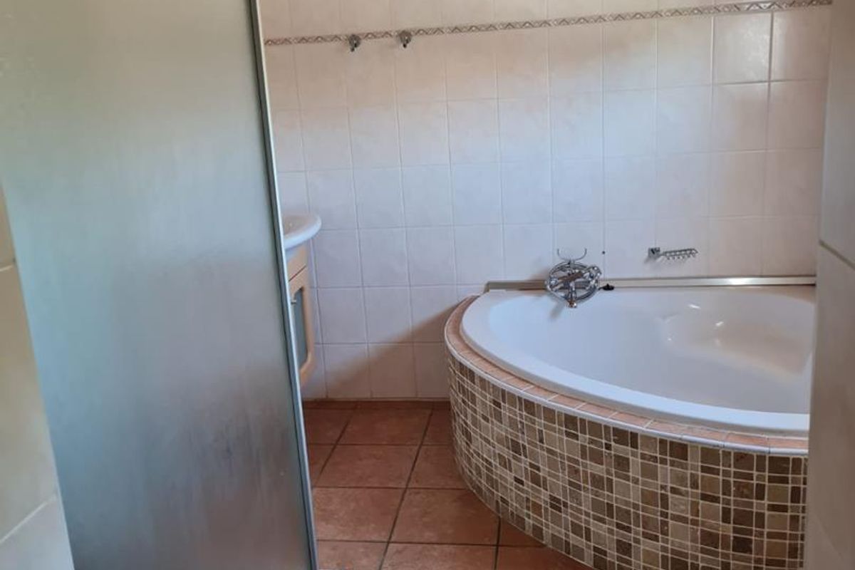 3 BEDROOM FAMILY HOME - Photo 5