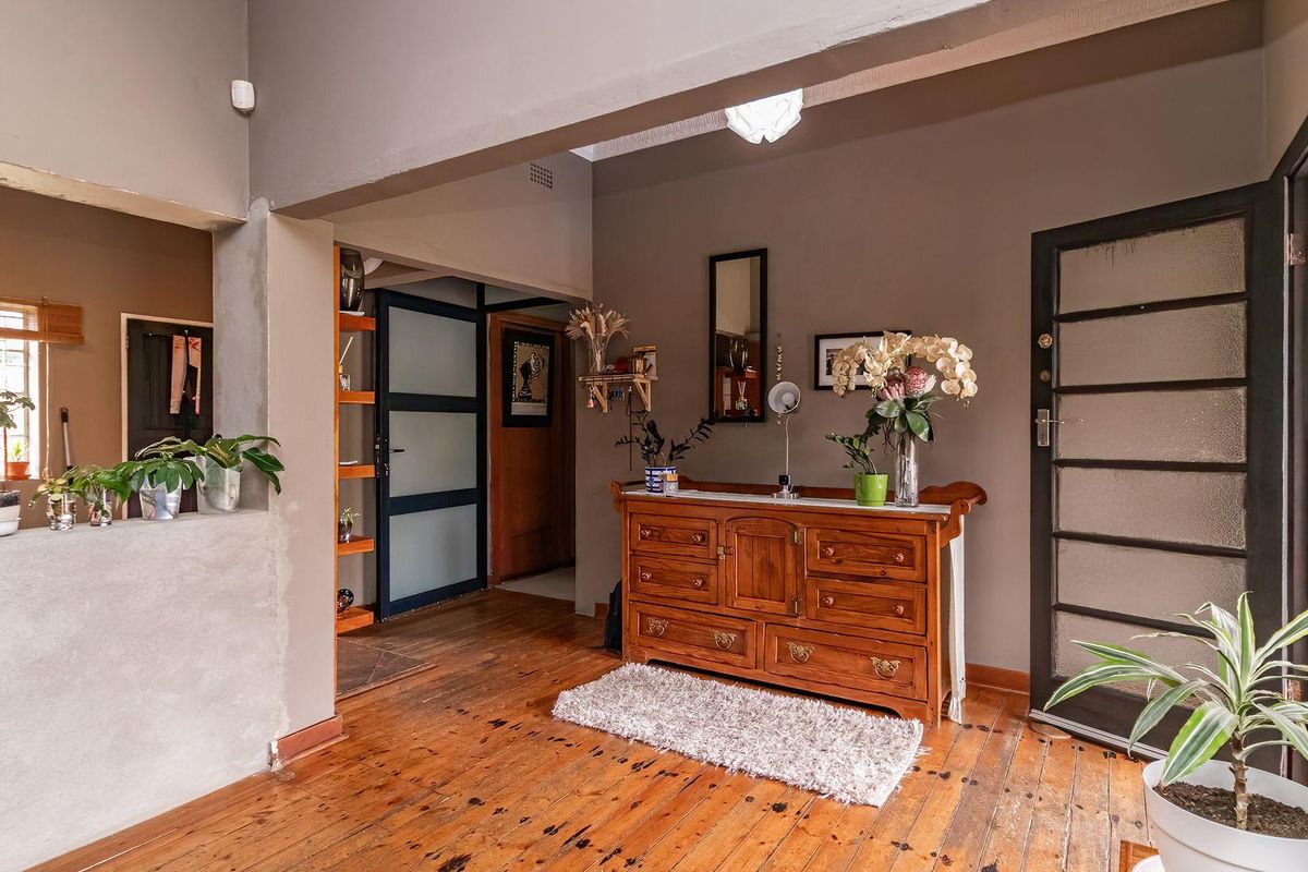Charming Home: Classic Elegance Meets Modern Comfort! - Photo 5