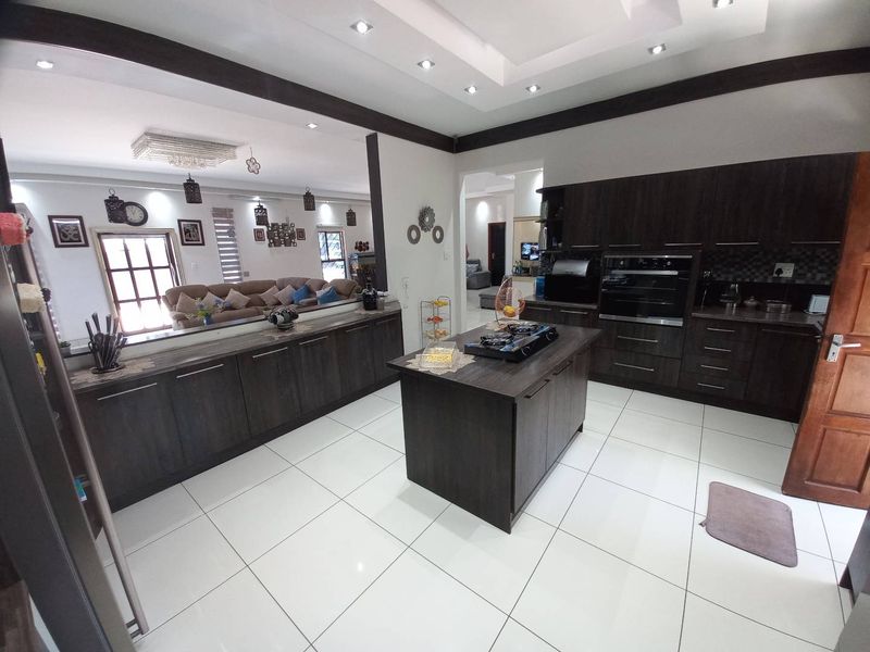 Exceptional Dual-Residency Property in Prime Location - Photo 5