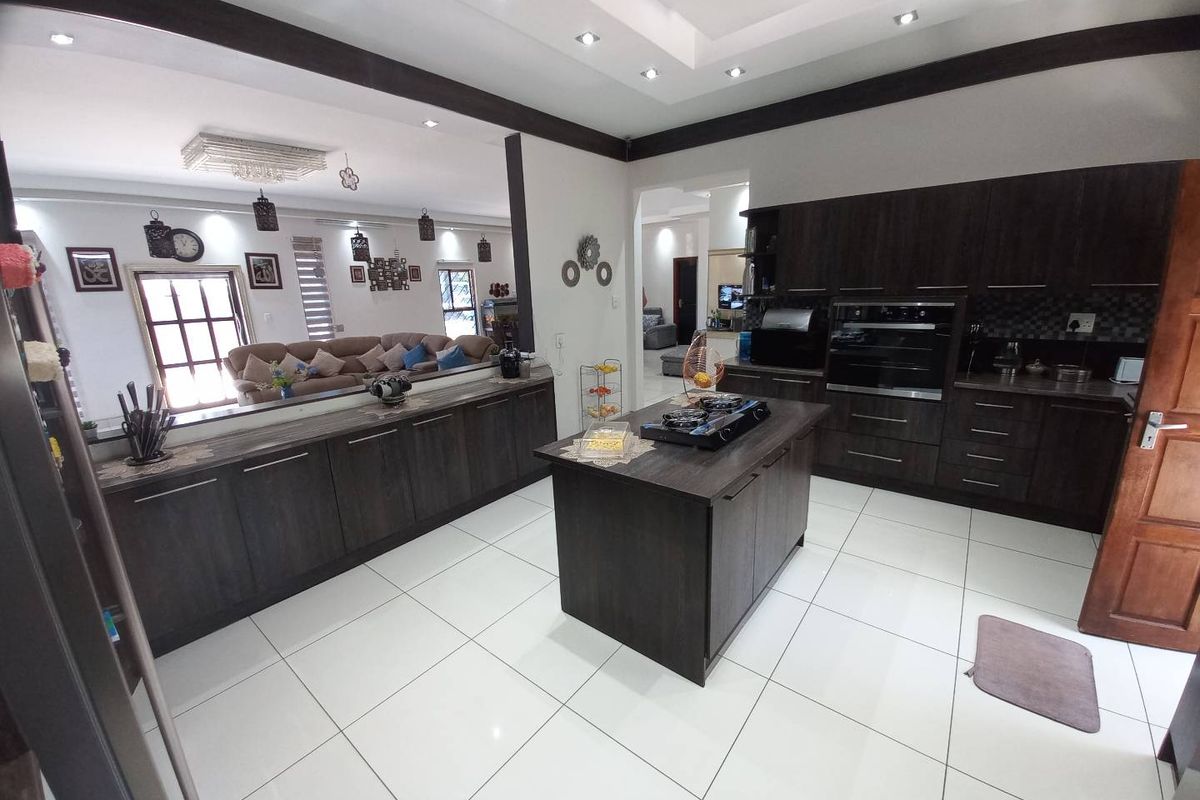 Exceptional Dual-Residency Property in Prime Location - Photo 5