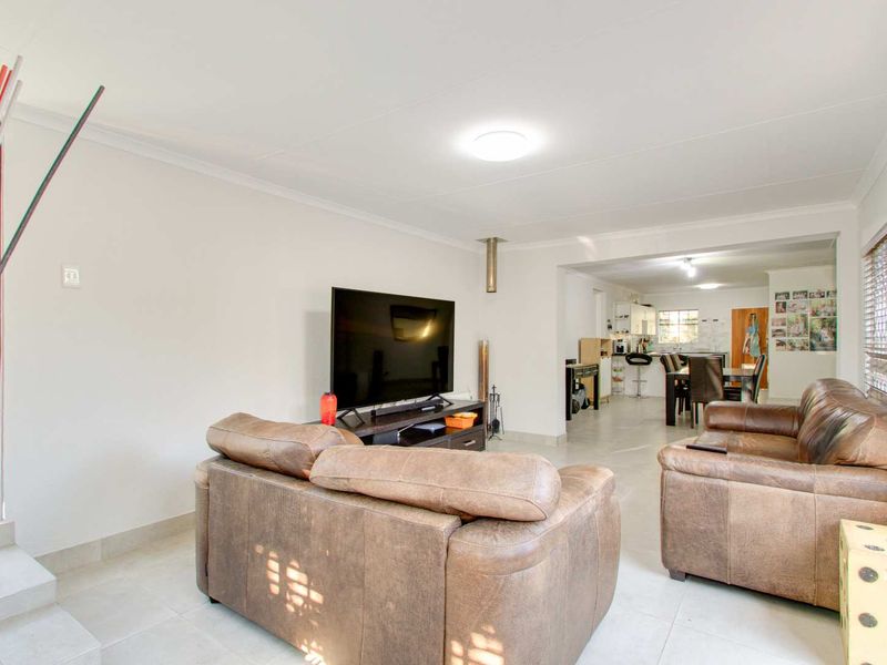 3 Bedroom Townhouse with Home Office for sale Wilgeheuwel/Radiokop - Photo 5