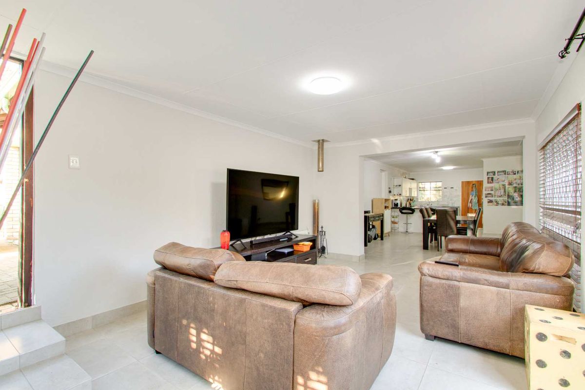 3 Bedroom Townhouse with Home Office for sale Wilgeheuwel/Radiokop - Photo 5