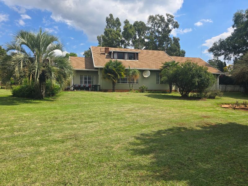 4 bedroom house + 2 bedrooms house +granny cottage +workshop +Domestik quarters + Fruit trees - Photo 2