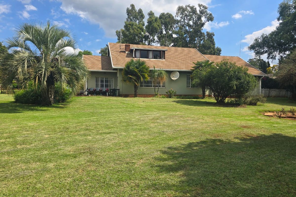 4 bedroom house + 2 bedrooms house +granny cottage +workshop +Domestik quarters + Fruit trees - Photo 2