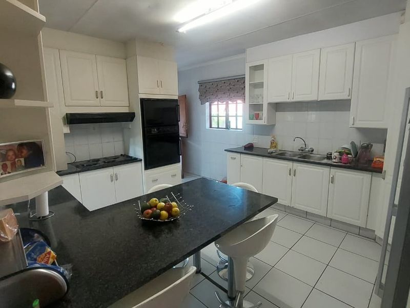 Family Haven: 6 Bedrooms with Pool & Security! - Photo 9