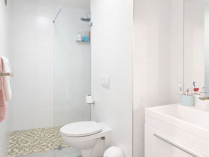 Modern, Furnished Apartment with Balcony, Parking & Gym — Observatory - Photo 5