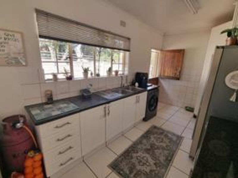 **Three Bedroom Home | Two Bathrooms | Two Garages | Swimming Pool | Staff Accommodation** - Photo 10