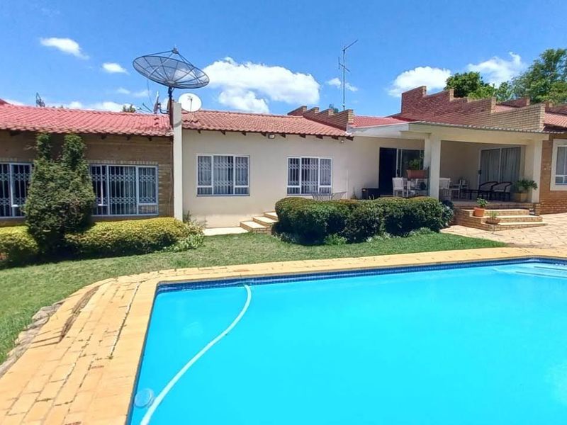 4 Bedroom/2 Bathroom Family Home with pool - Photo 2