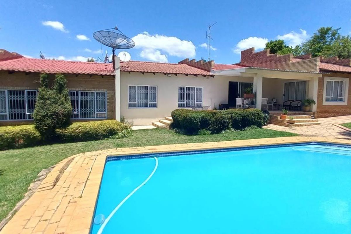 4 Bedroom/2 Bathroom Family Home with pool - Photo 2