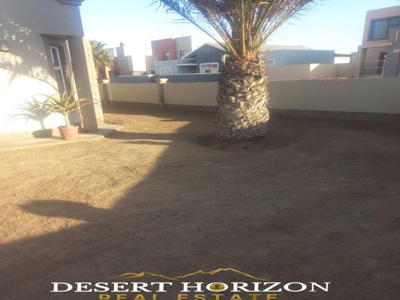 Walvisbay, Fairways Estate | Spacious 3 Bedroom House with Flat for sale - Photo 2