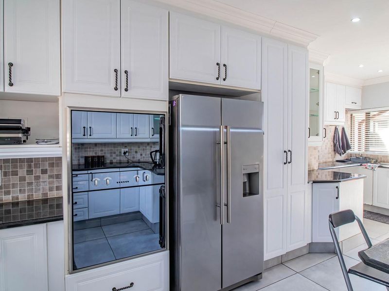 Large Home for the Extended Family with 2 Flats - Photo 10