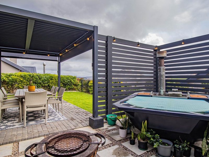 Hartland estate entertainers dream home - Photo 4