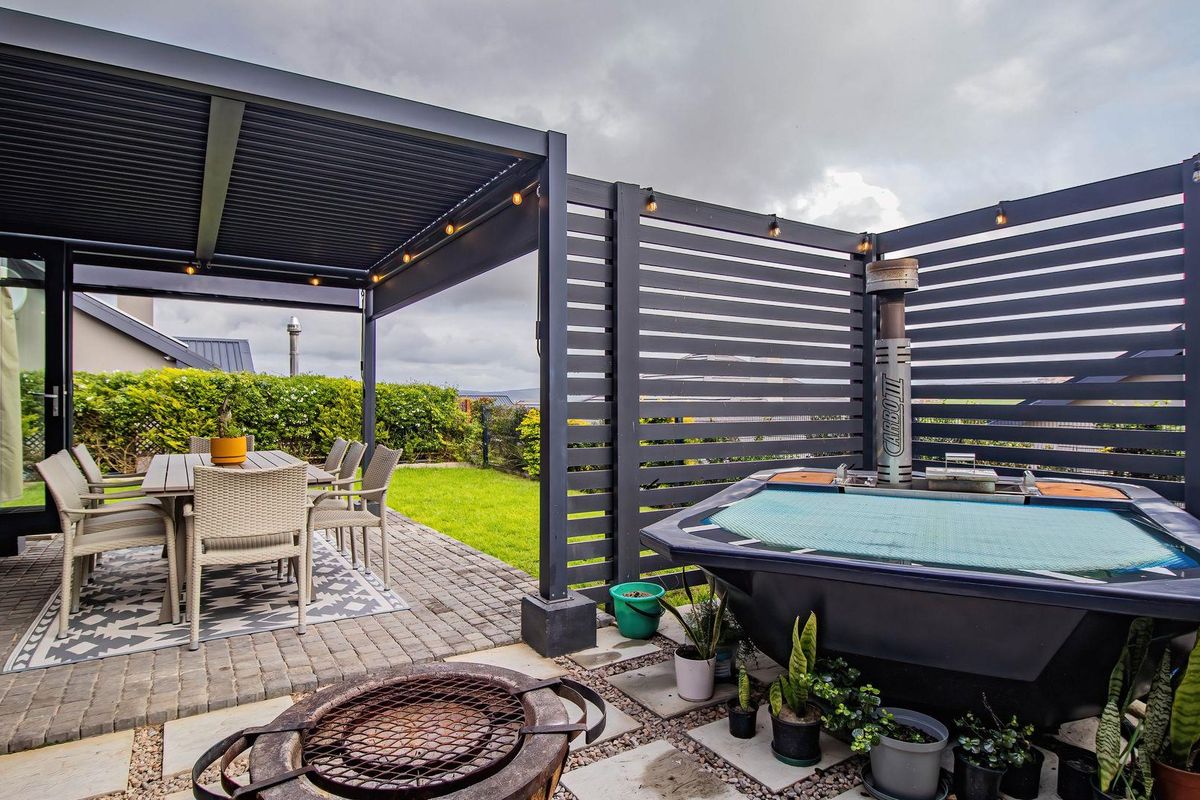 Hartland estate entertainers dream home - Photo 4