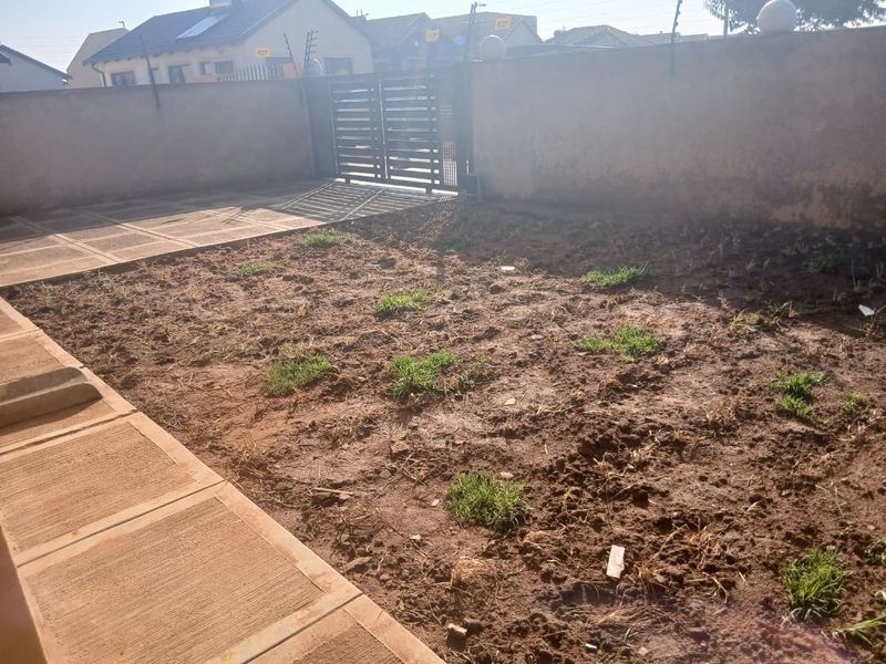 Your Dream Home: Modern Comfort in a Secure Community - Photo 3