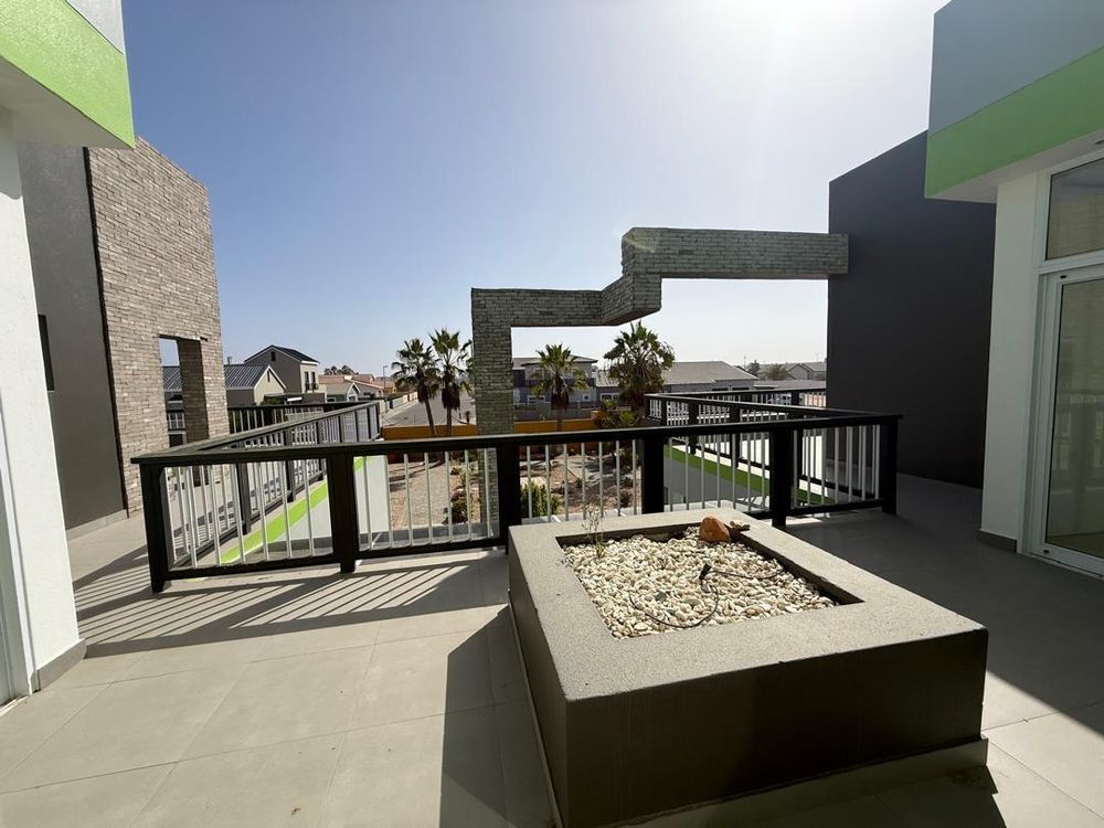Connecting balcony