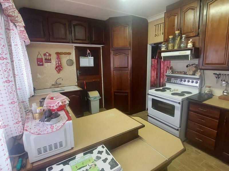 Comfortable Living: 3 Beds, Full Bath and a well maintained garden! - Photo 8