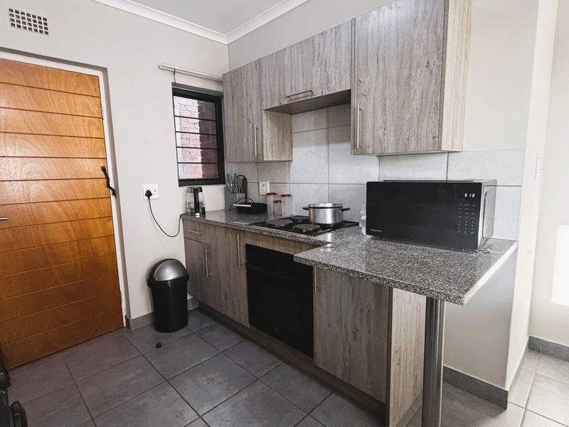 Spacious Two-Bedroom Apartment in Cussonia Central Complex - Photo 5