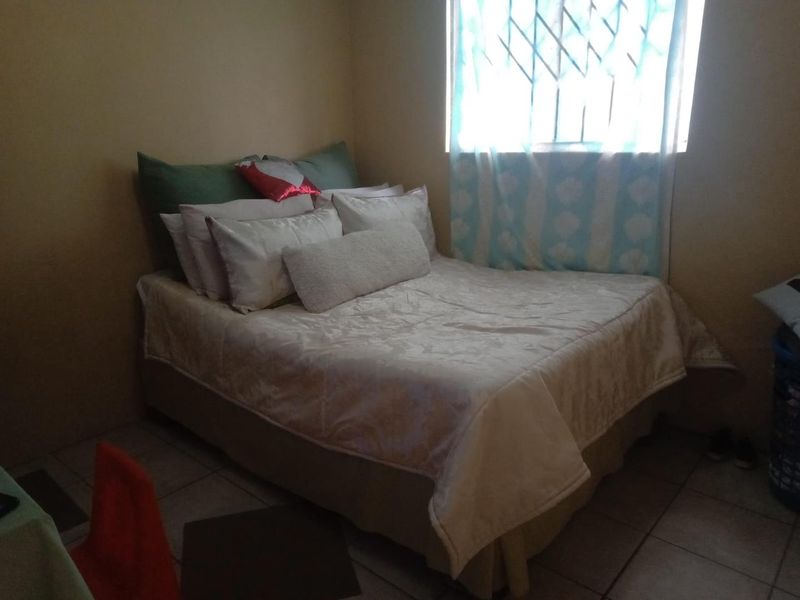Charming 2-Bedroom Home in Umlazi: Ideal for Family Living or Investment - Photo 6