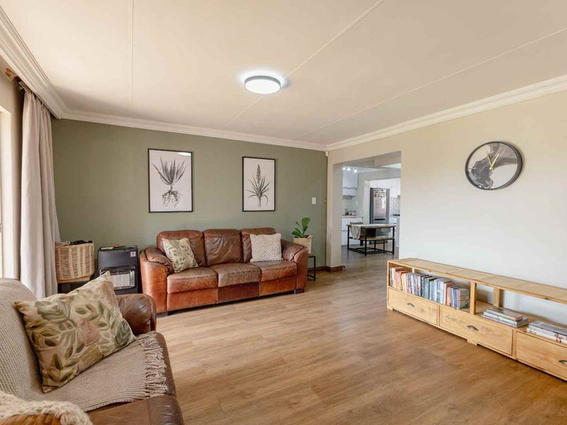 Picture-Perfect Garsfontein Duet with Style, Warmth and Beautiful Finishes - Photo 5