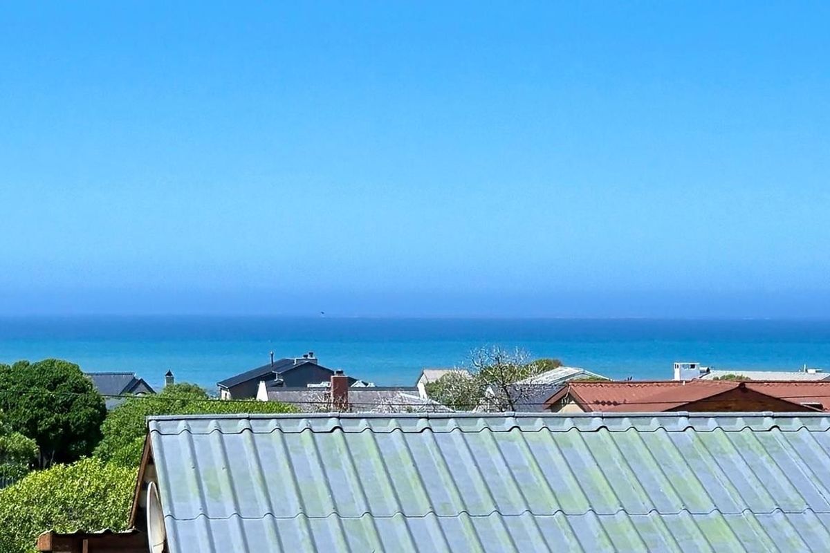 Spacious Coastal Dual Living Home with Distant Sea Views in Franskraal - Photo 5