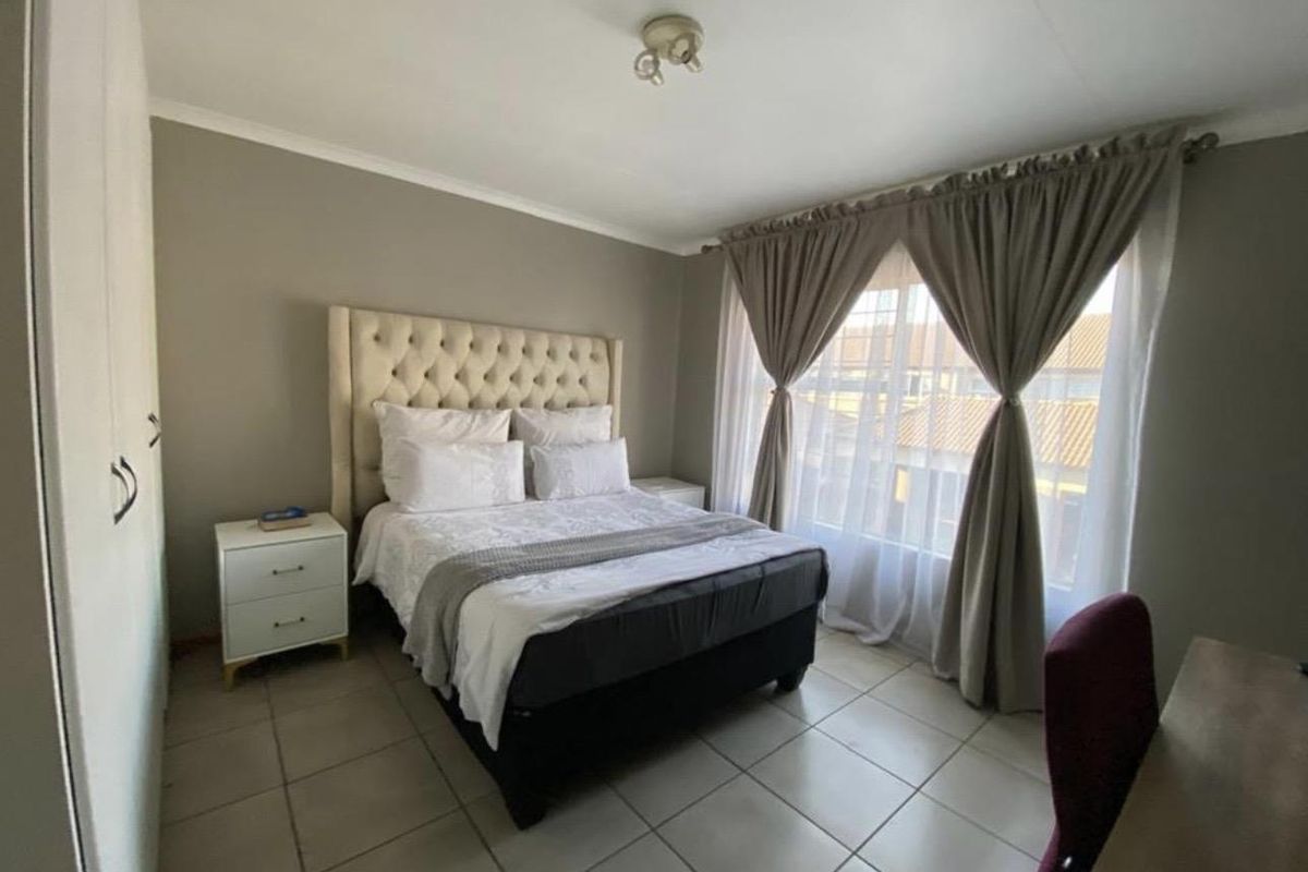 A Lovely 2 Bedroom Apartment for sale in Malachite Mews - Photo 4