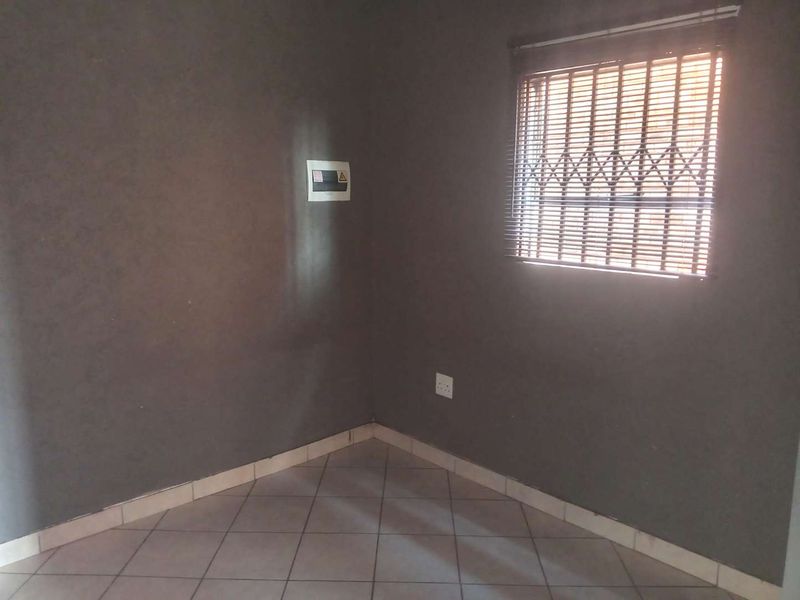 THREE BEDROOM DUPLEX TOWNHOUSE FOR SALE IN DAWN PARK - Photo 6