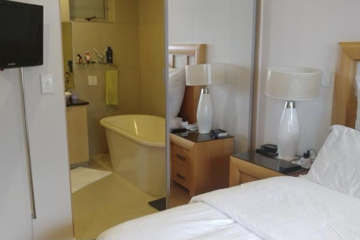 A MODERN ONE BEDROOM FURNISHED APARTMENT - Photo 4