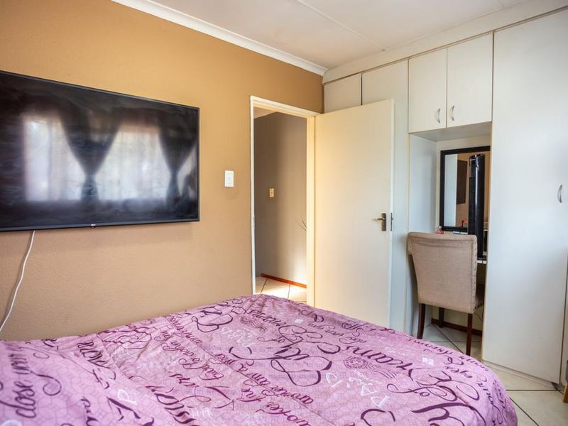 2 bedroom duplex +private garden + garage - GREAT PRICE! - Photo 5